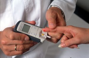 Blutzucker-Messung: Ein Pieks reicht aus, um mit diesem modernen Messgerät die Blutzuckerwerte zu kontrollieren.